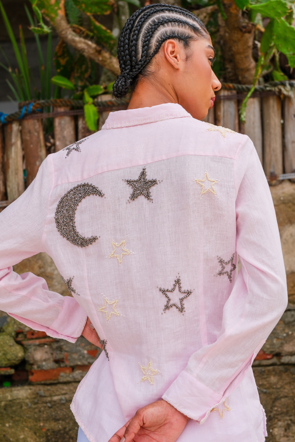 Camisa de Linho Bordada Constelação Rosa