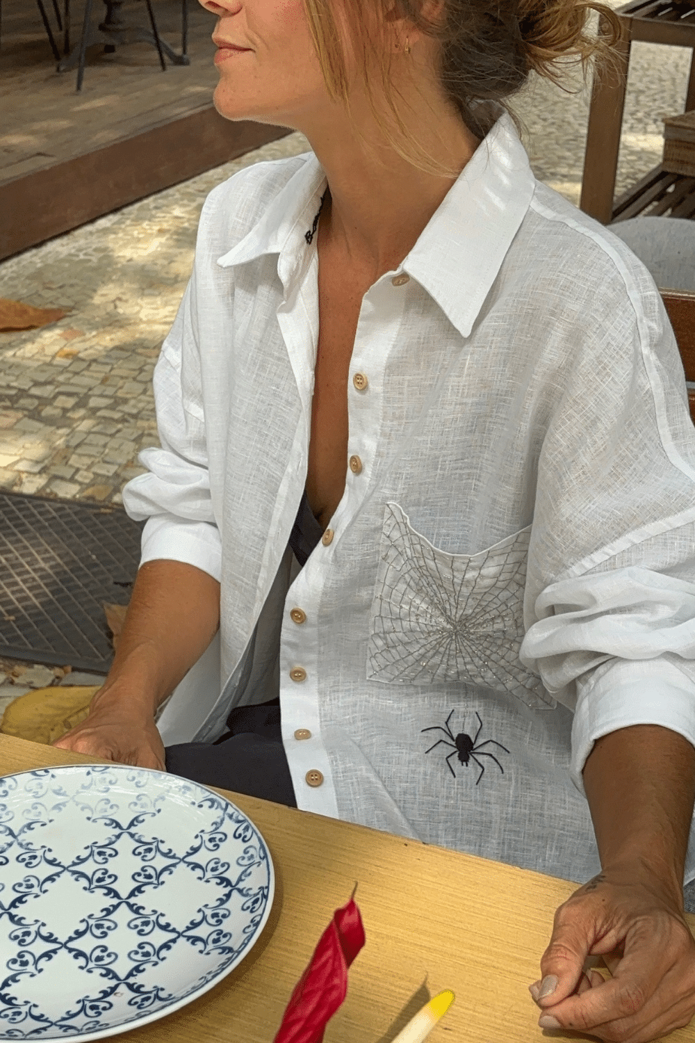 Camisa de Linho Bordada Aranha