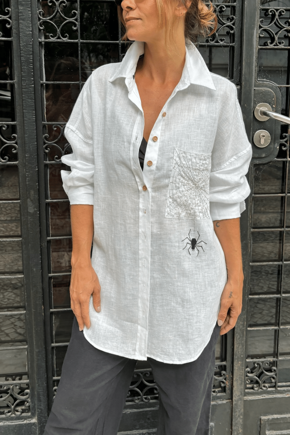 Camisa de Linho Bordada Aranha