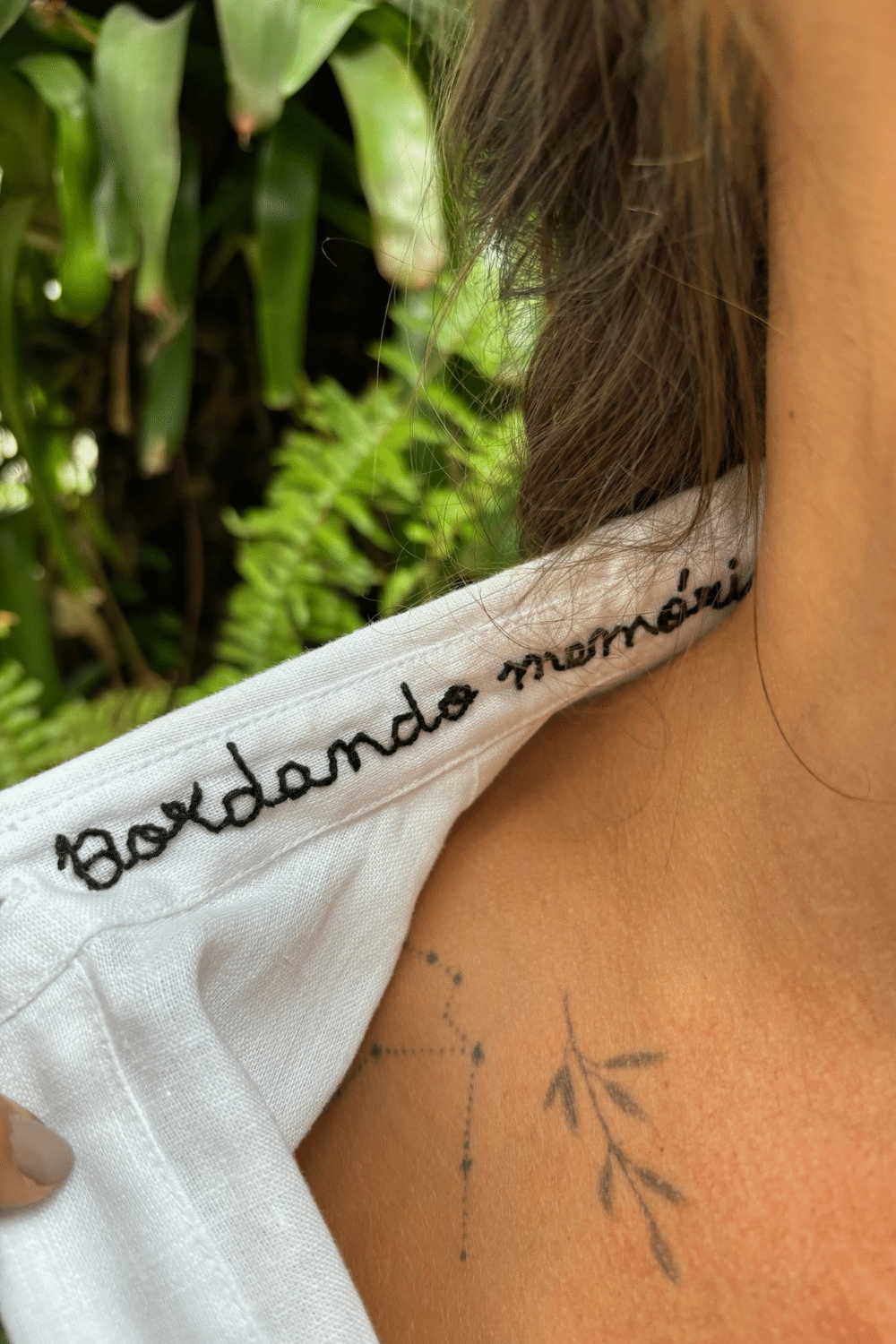 Camisa de Linho Bordada Besourinhos