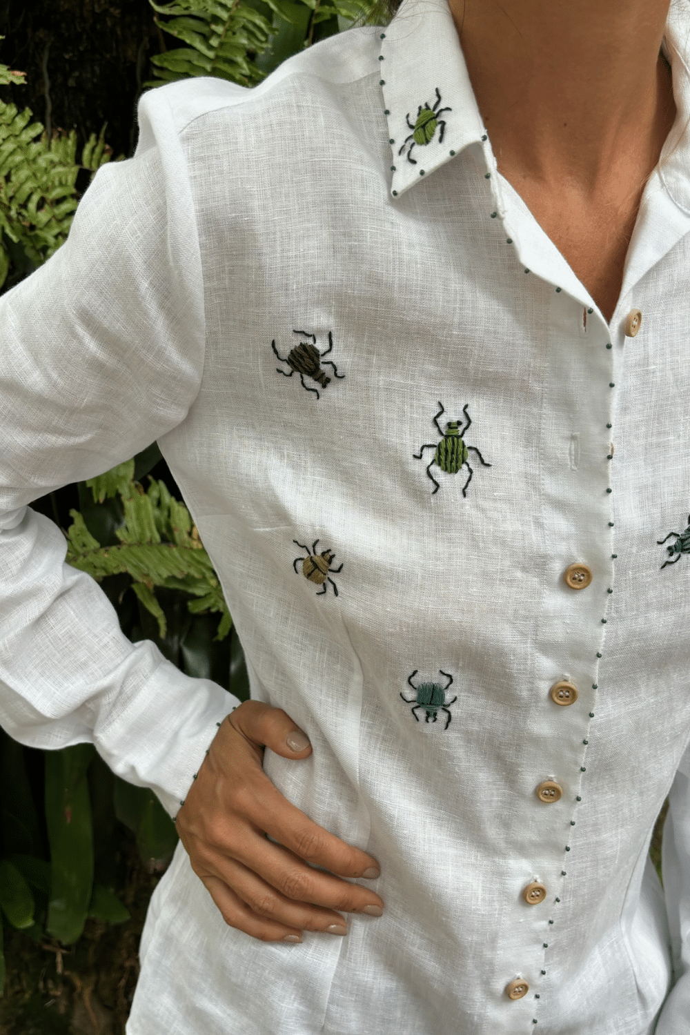 Camisa de Linho Bordada Besourinhos