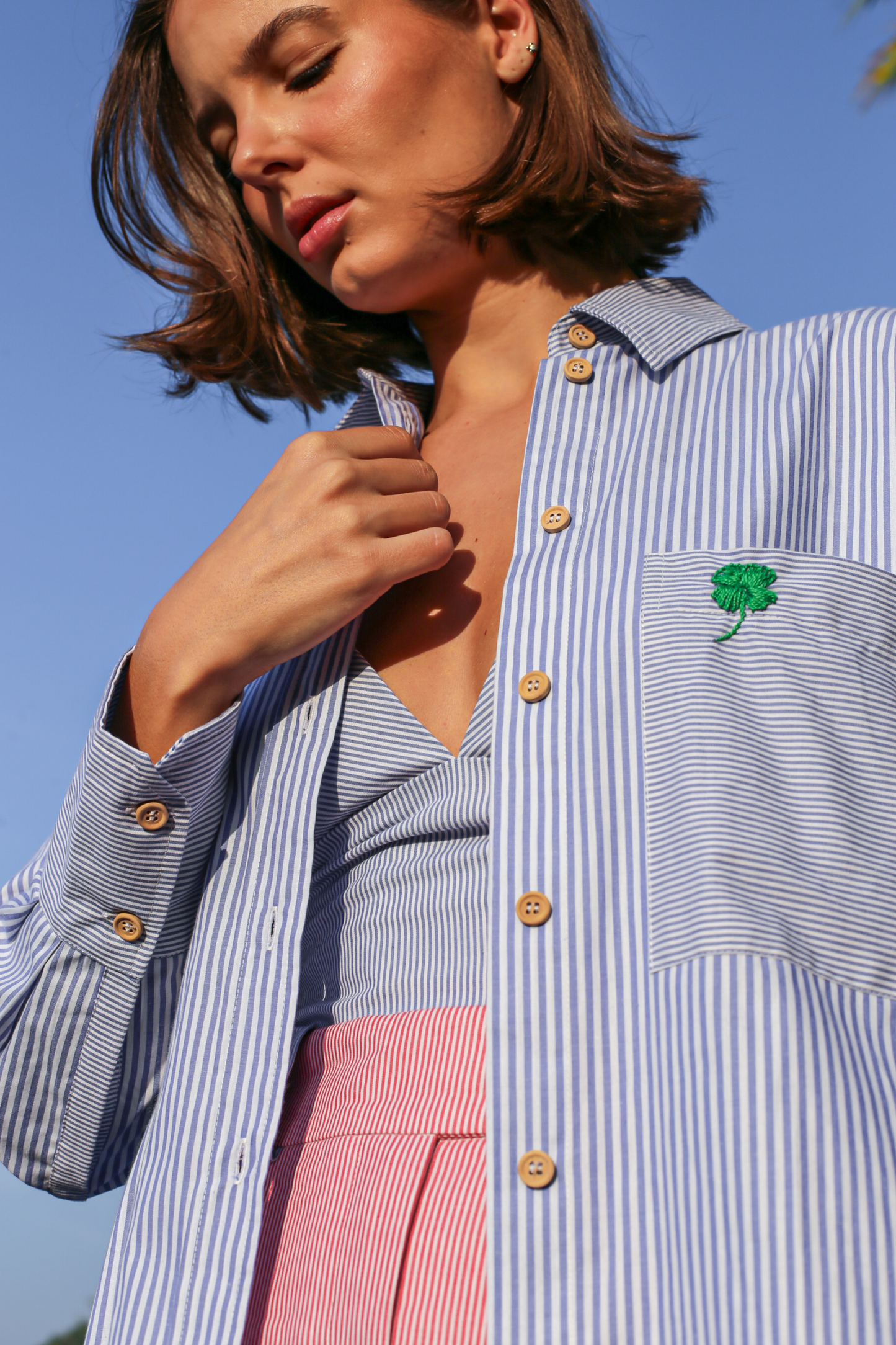 Camisa de Algodão Bordada Trevo