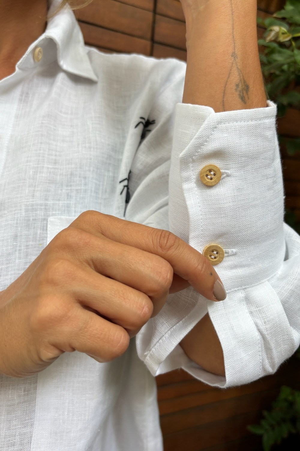 Camisa de Linho Bordada Formigas