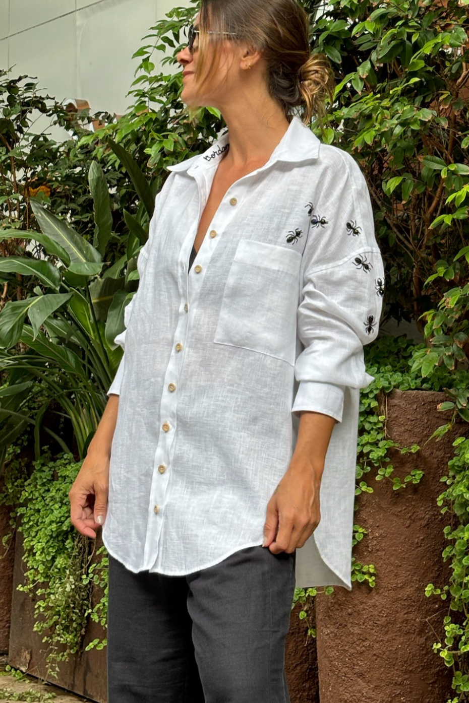 Camisa de Linho Bordada Formigas