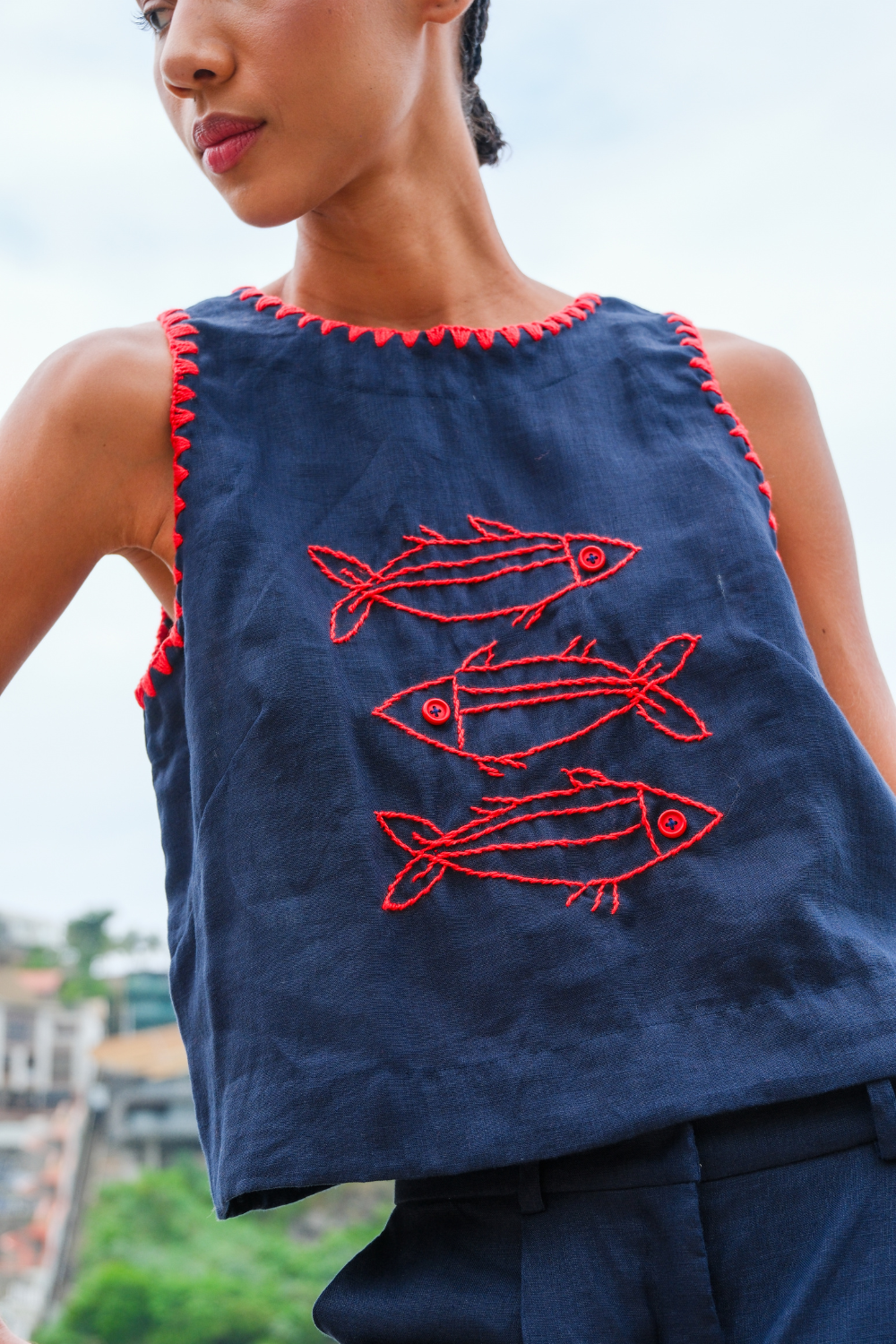 Blusa de Linho Bordada Cardumes Marinho