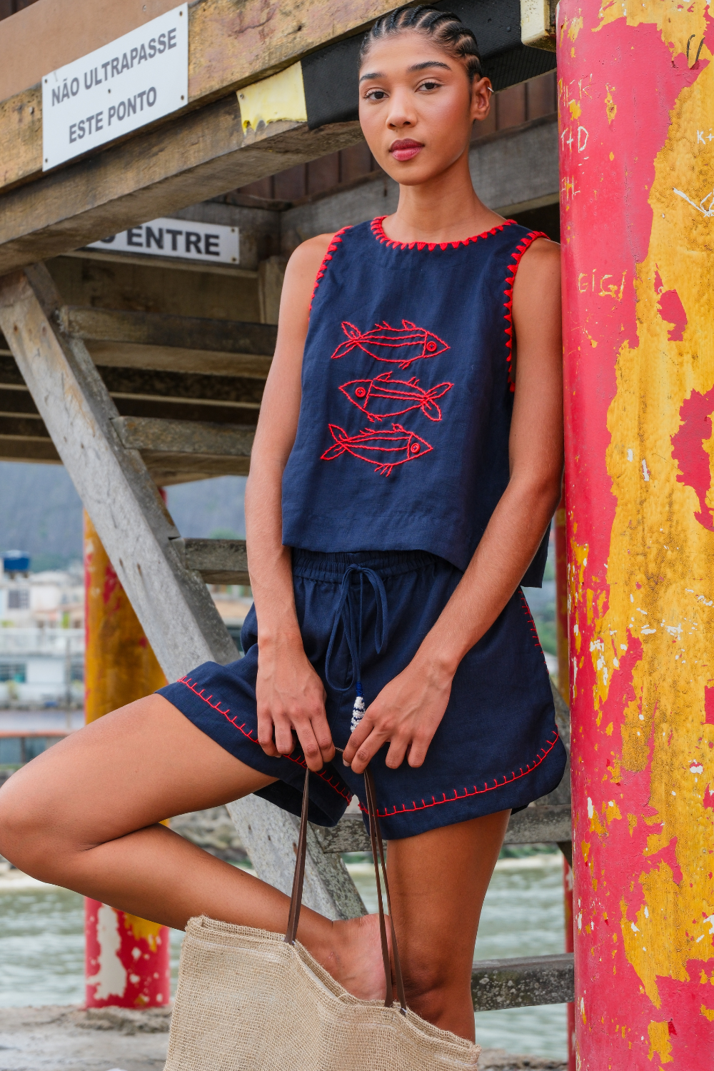 Blusa de Linho Bordada Cardumes Marinho