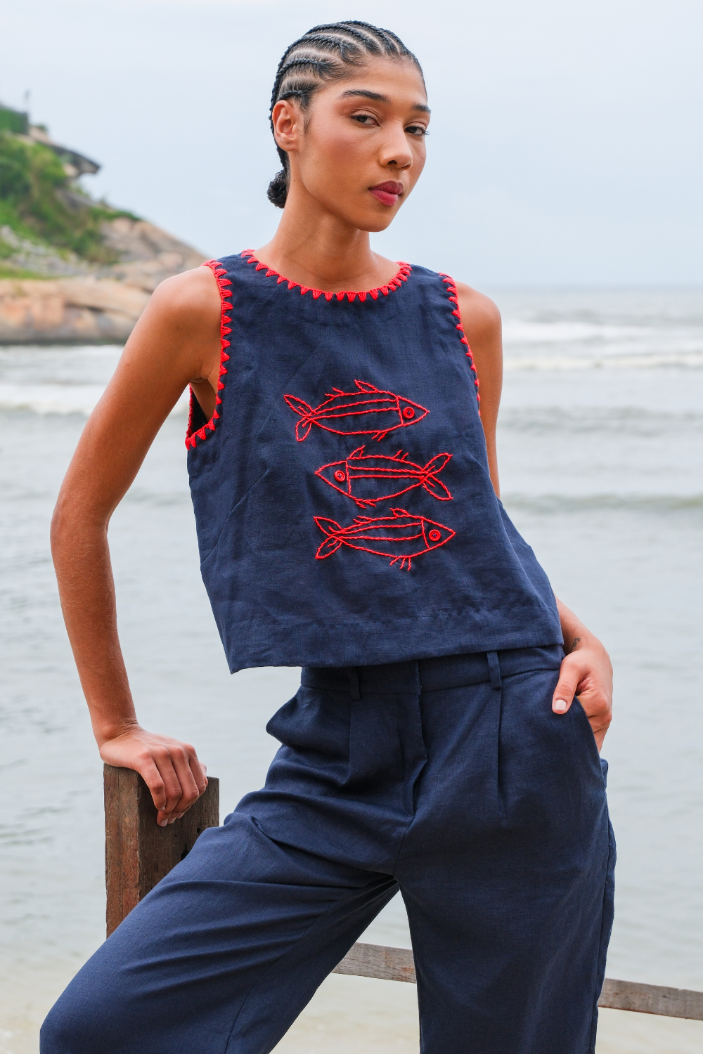 Blusa de Linho Bordada Cardumes Marinho