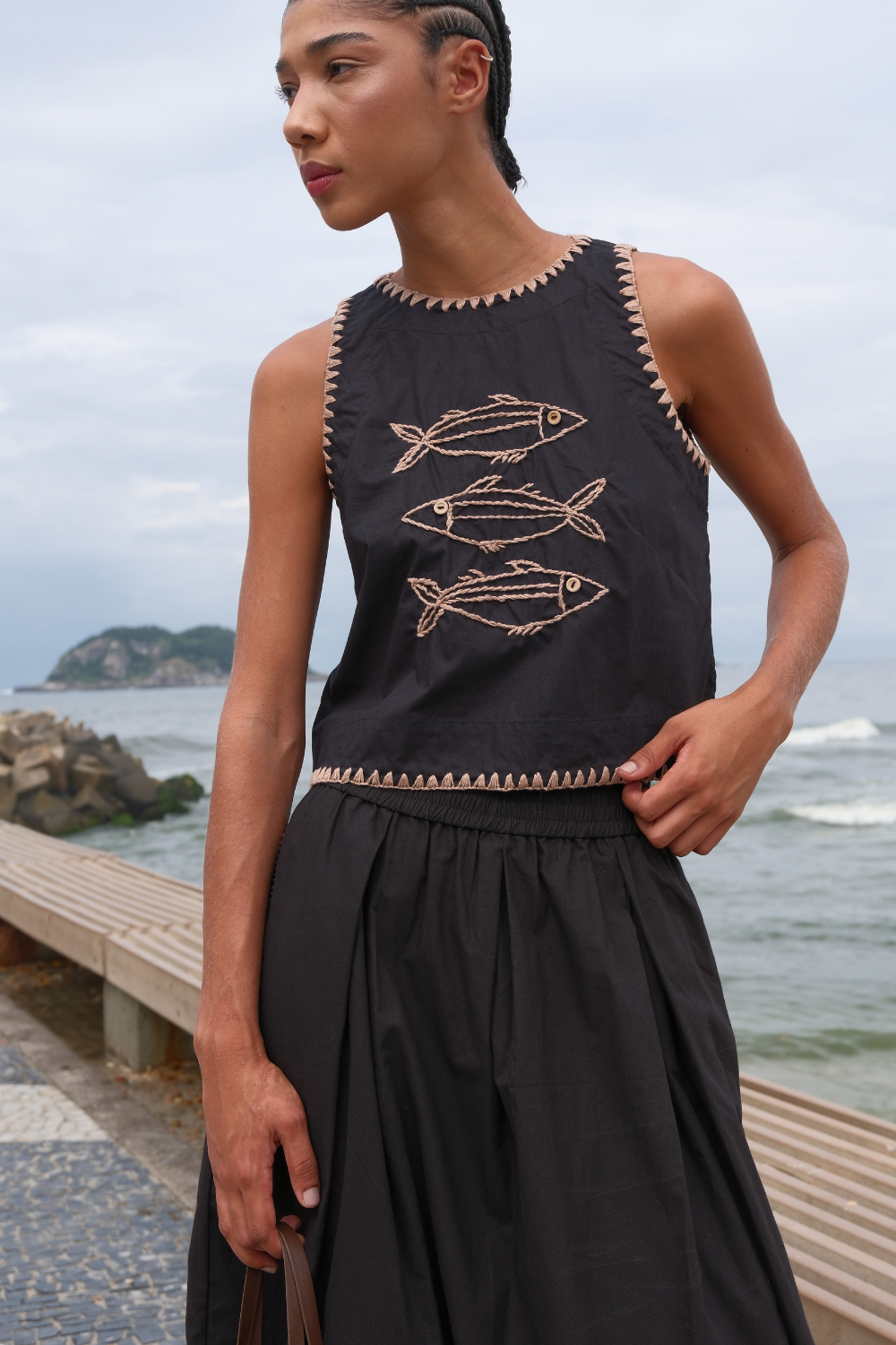 Blusa de Algodão Bordada Cardumes Preta