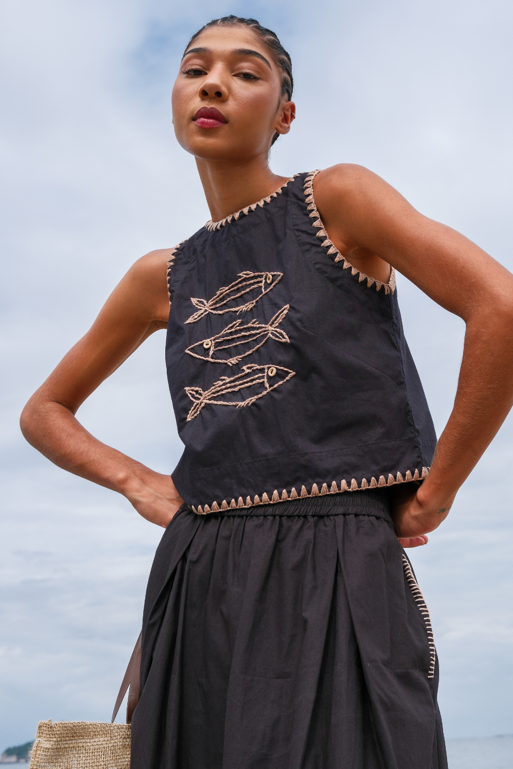Blusa de Algodão Bordada Cardumes Preta