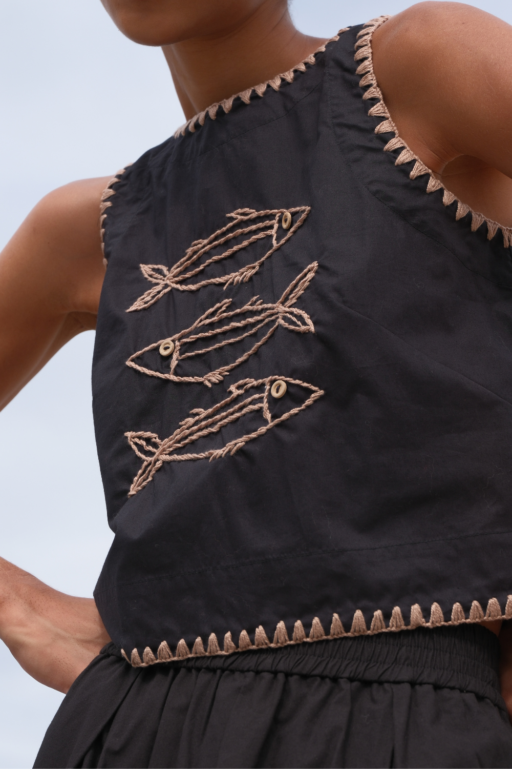 Blusa de Algodão Bordada Cardumes Preta