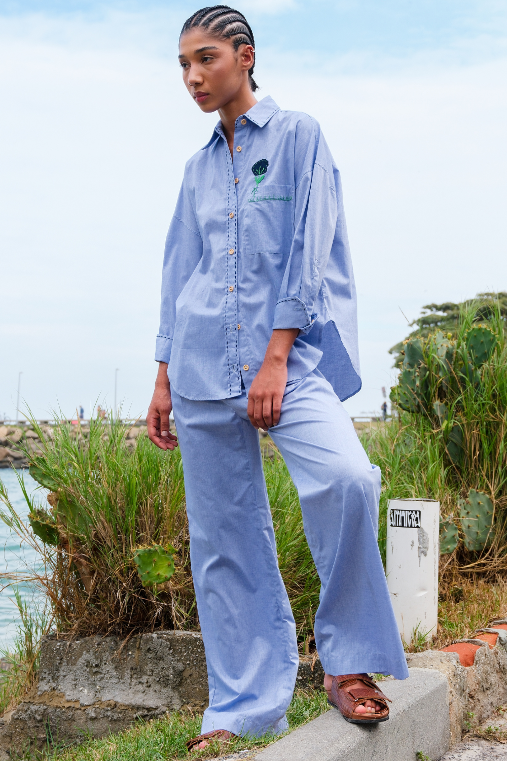 Camisa Oversized Bordada Flora Azul