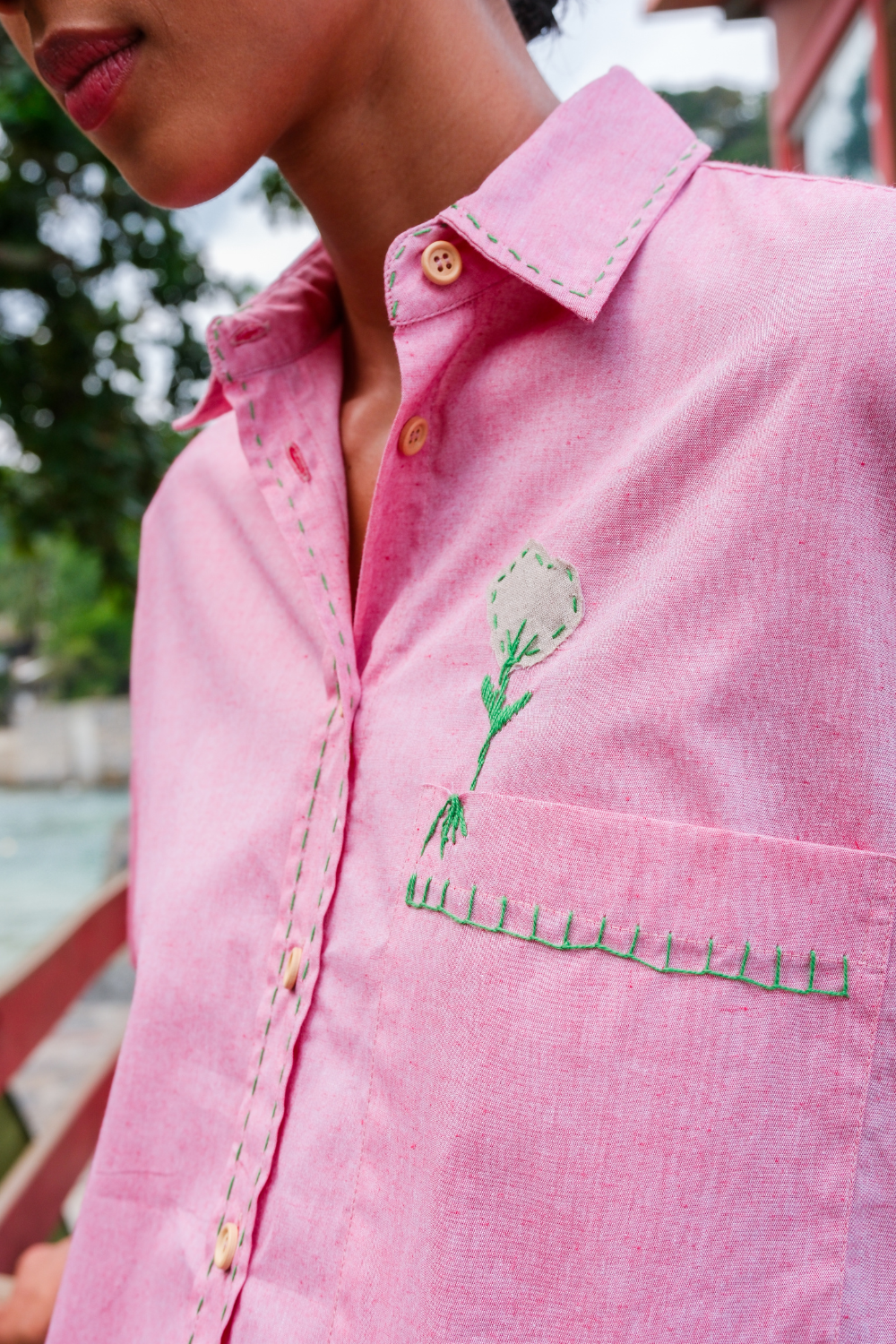 Camisa Oversized Bordada Flora Rosa