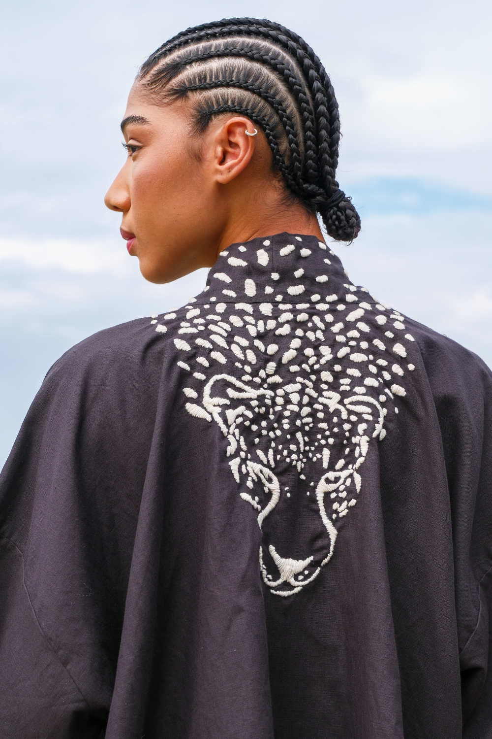 Kimono de Linho Bordado Savana Preto