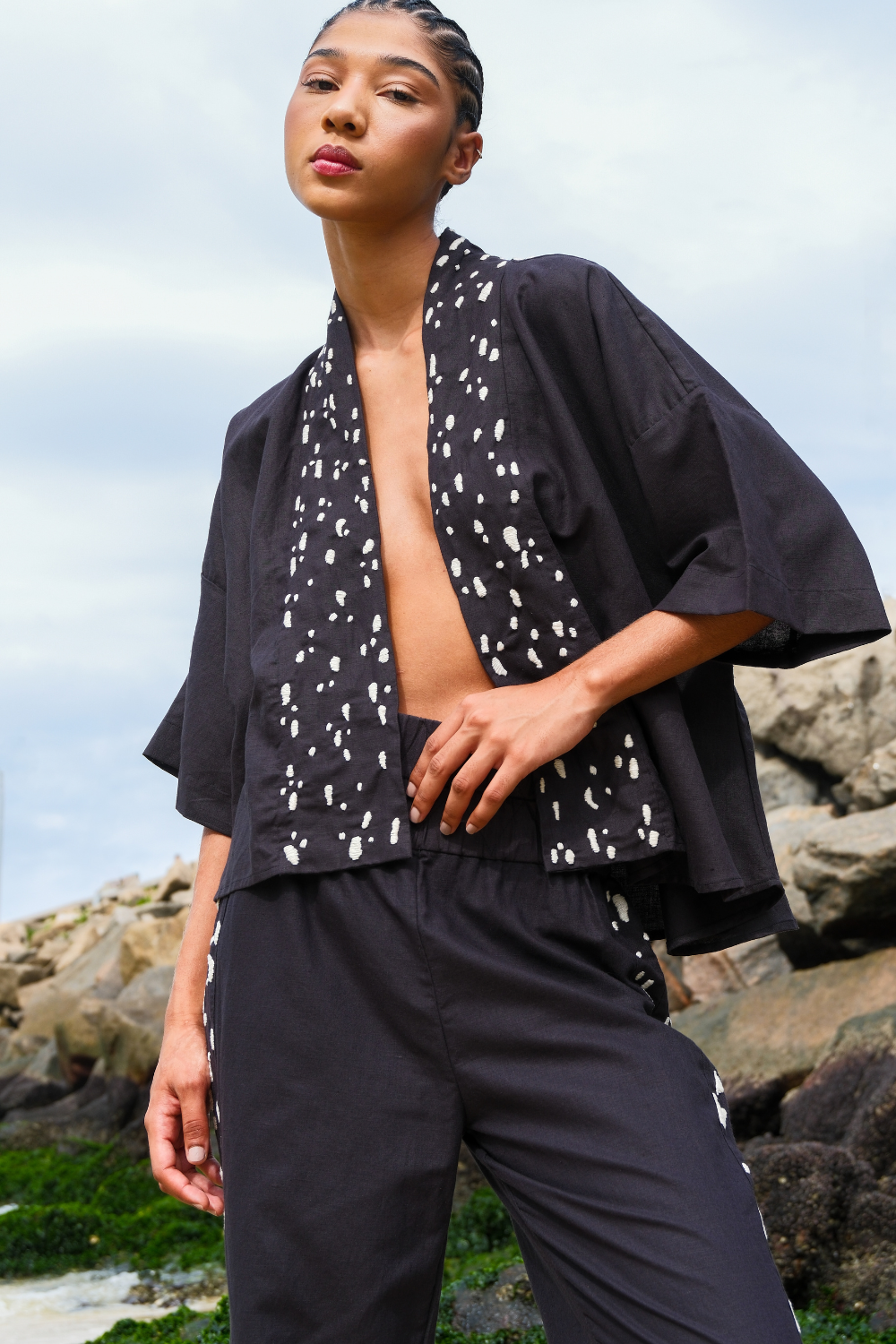 Kimono de Linho Bordado Savana Preto