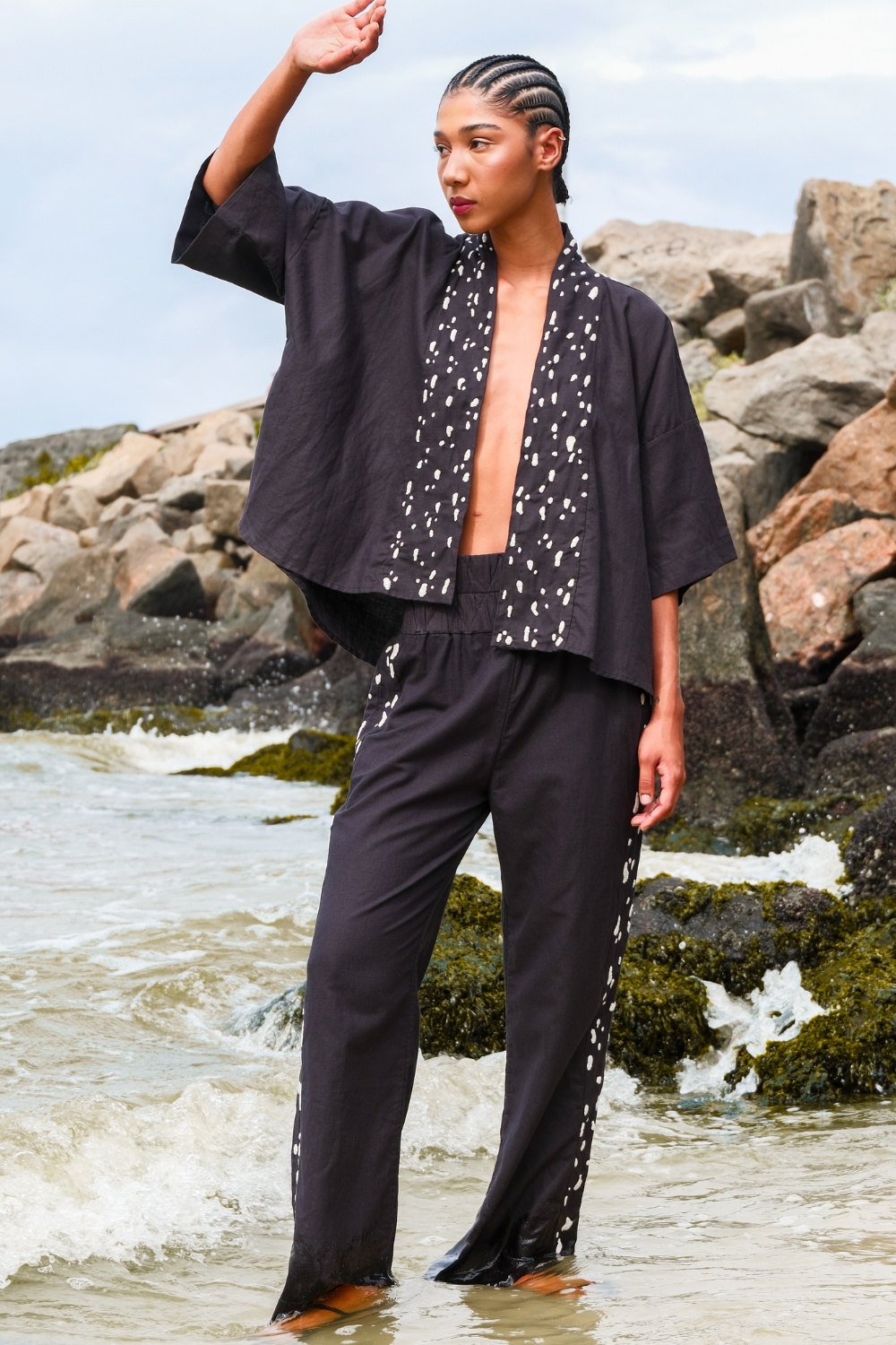 Kimono de Linho Bordado Savana Preto