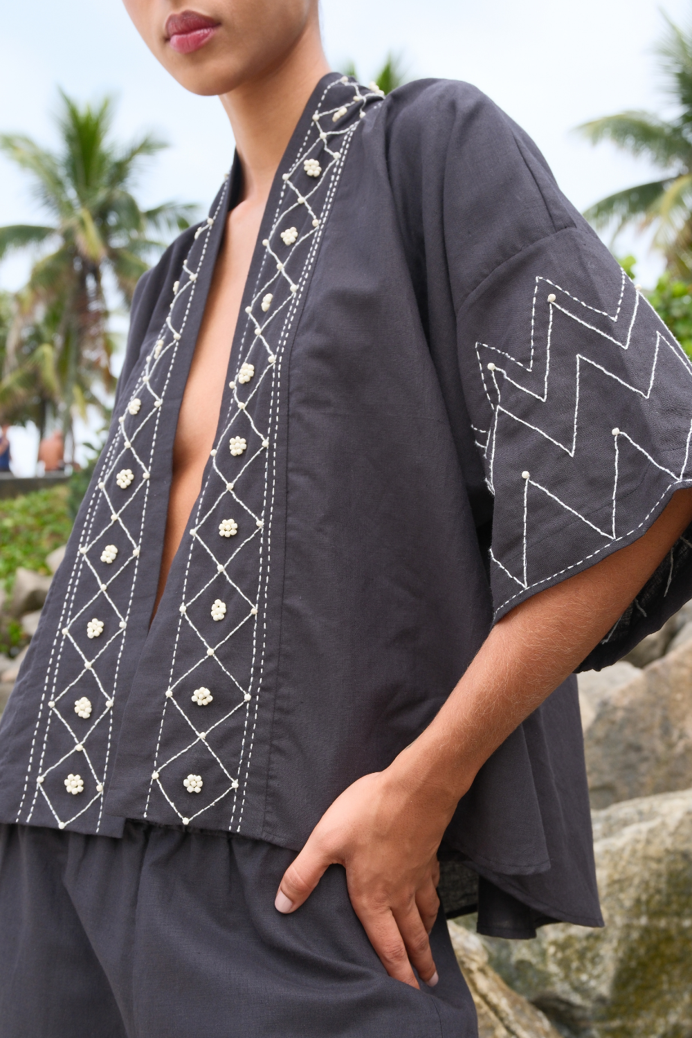 Kimono de Linho Bordado Olho Grego Preto