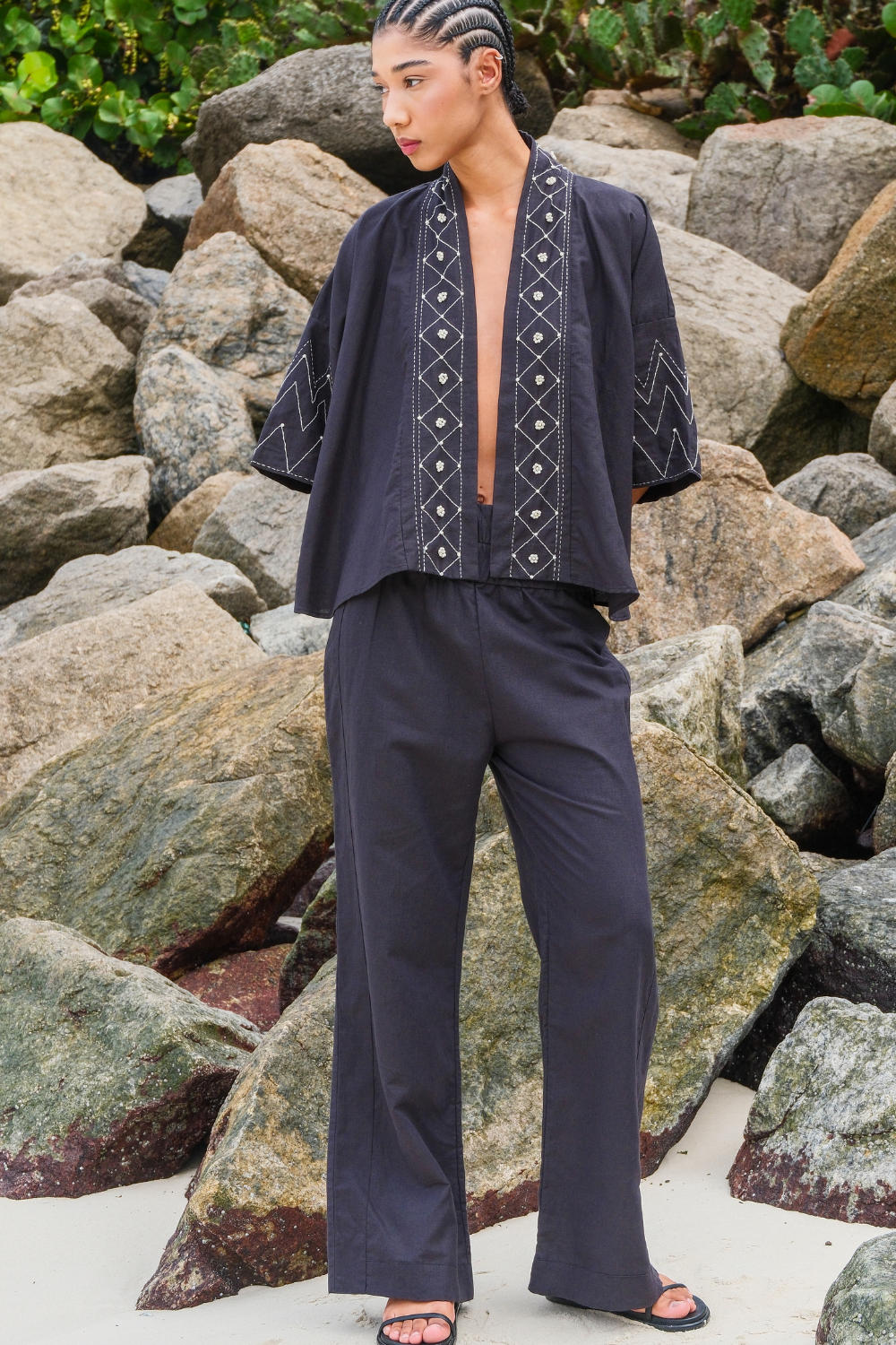 Kimono de Linho Bordado Olho Grego Preto