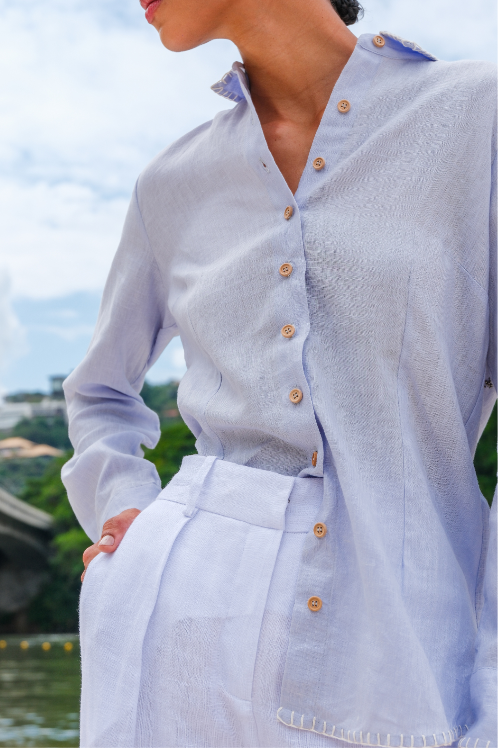 Camisa de Linho Bordada Constelação Azul Lavanda